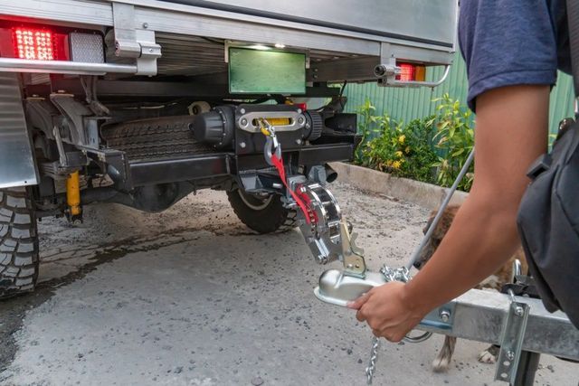 Nahaufnahme einer Anhängerkupplung am Heck eines Fahrzeugs vor der Abfahrt.