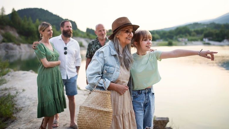 Mehrgenerationengruppe erkundet gemeinsam eine Landschaft am See